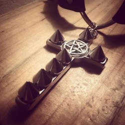 Collier argenté coeur noir Spike goth "666 Crucifix 666"