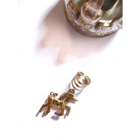 Bague d'oreille métal doré avec un pendentif Licorne 